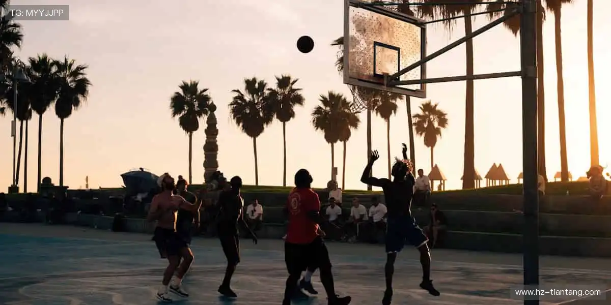 👕 球迷专属，个性定制！从球衣到潮 T，每一件都是你的主场战袍！